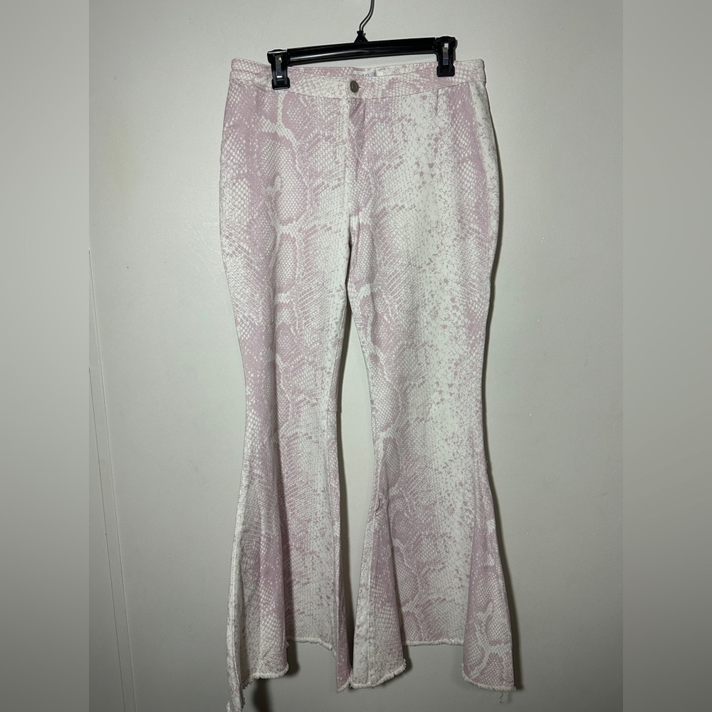 Peach Love The Ellen Bell Bottom FIare Ivory Lilac Snake Print Pants Large